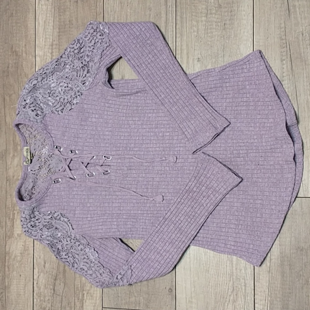 Detrocracy Sz M Sweater with Lace Shoulder and Back Neckline Lilac color